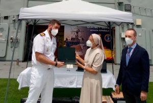 Entrega de ordenadores en el Buque Furor