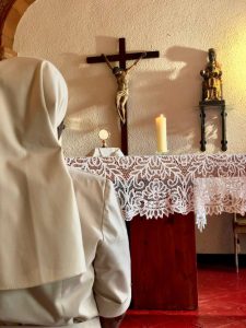 En oración, capilla de Monte Alberta