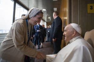 Papa Francisco saluda a la H. Elisa Anglés, superiora general