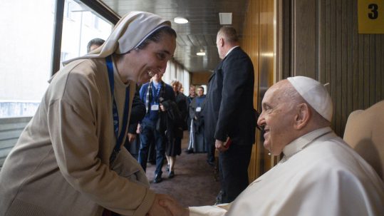 Papa Francisco saluda a la H. Elisa Anglés, superiora general