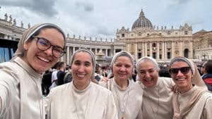 Primer saludo del Papa León XIV en San Pedro, Roma