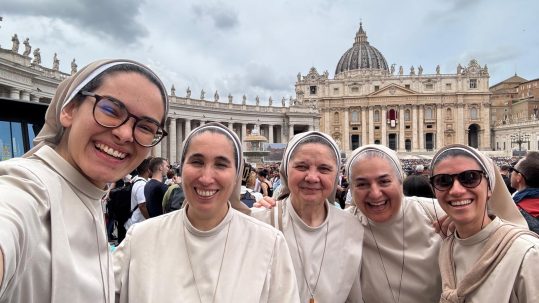 Primer saludo del Papa León XIV en San Pedro, Roma