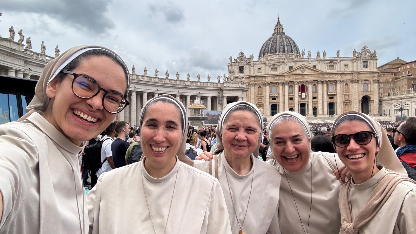 Primer saludo del Papa León XIV en San Pedro, Roma